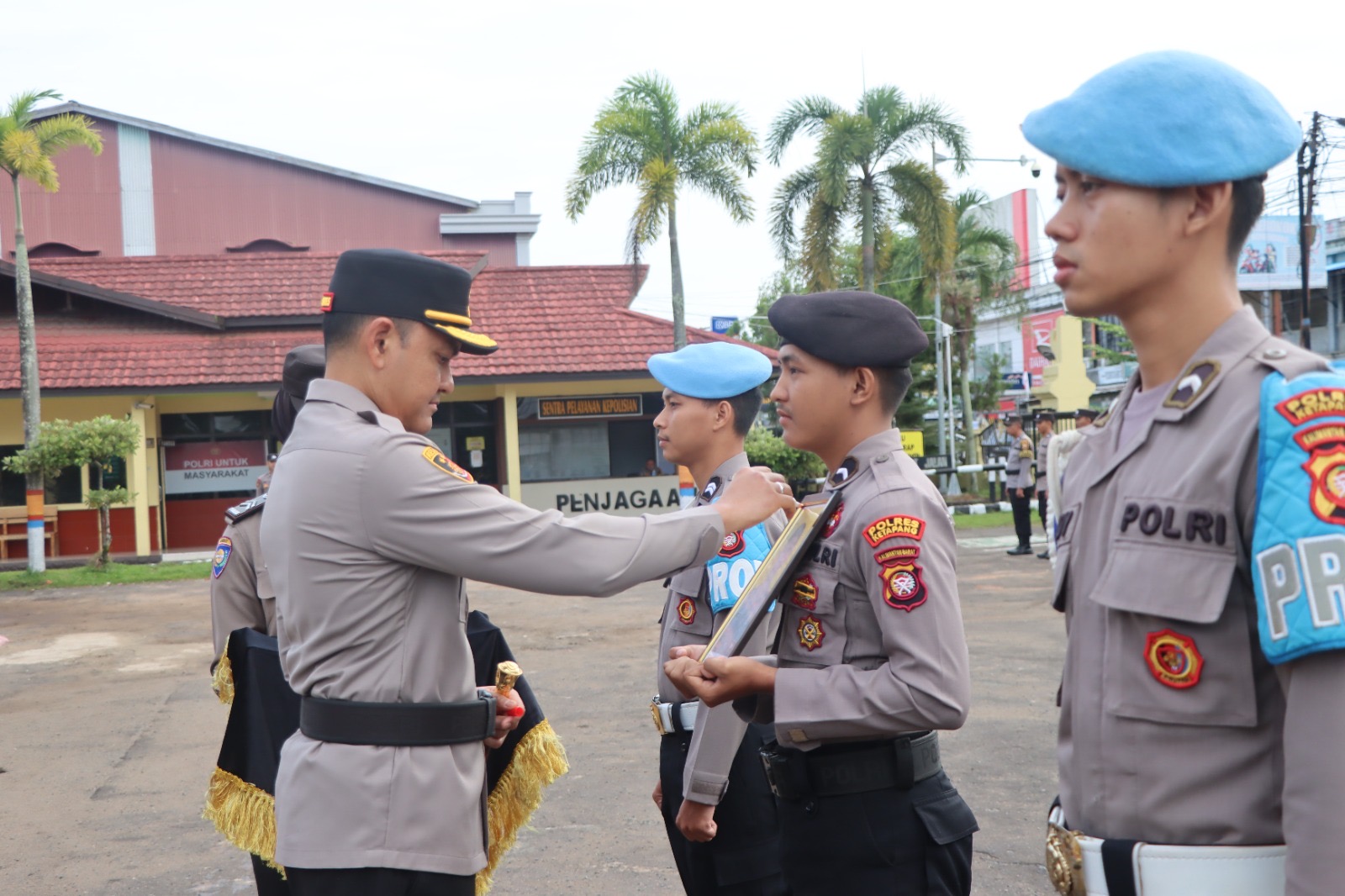 PECAT : Kapolres Ketapang, AKBP Muhammad Harris, memecat satu anggotanya dalam upacara PTDH di halaman Mapolres Ketapang, Senin (8/9) pagi.