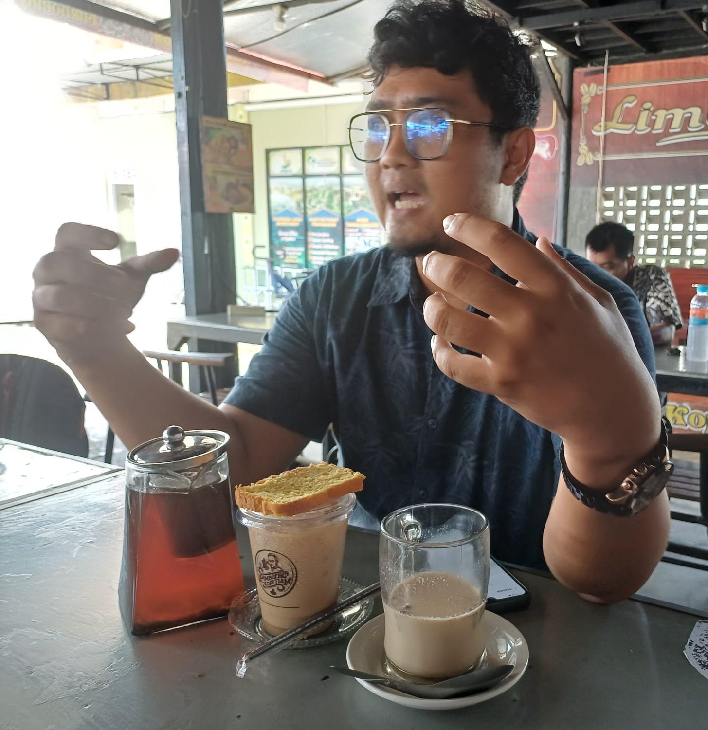 TEK TARIK: Latif, pemilik Limboeng Coffee & Car Wash, menyajikan Teh Tarik Borneo sekaligus menjelaskan racikan rempah khas yang menjadi daya tarik minuman tersebut.