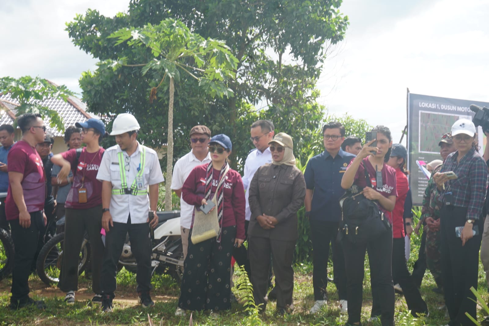 Wamen Dikti Prof. Stella Christie meninjau lokasi calon Sekolah Garuda di Mempawah, Kalimantan Barat.