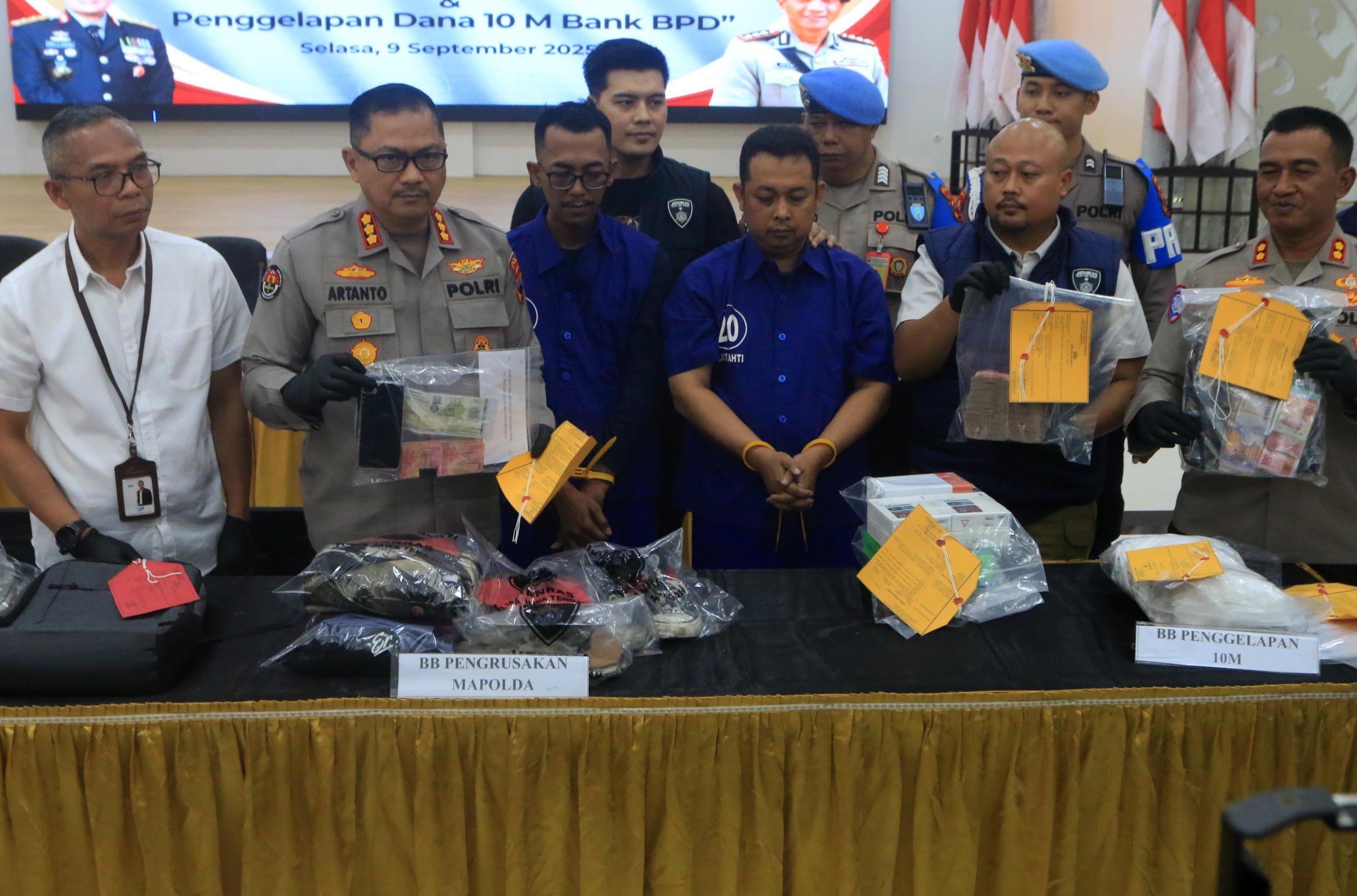 DIBURU SEPEKAN: AT (tiga dari kanan) dan DS (tiga dari kiri) dihadirkan dalam taklimat media di Mapolda Jateng, Semarang, kemarin (9/9).