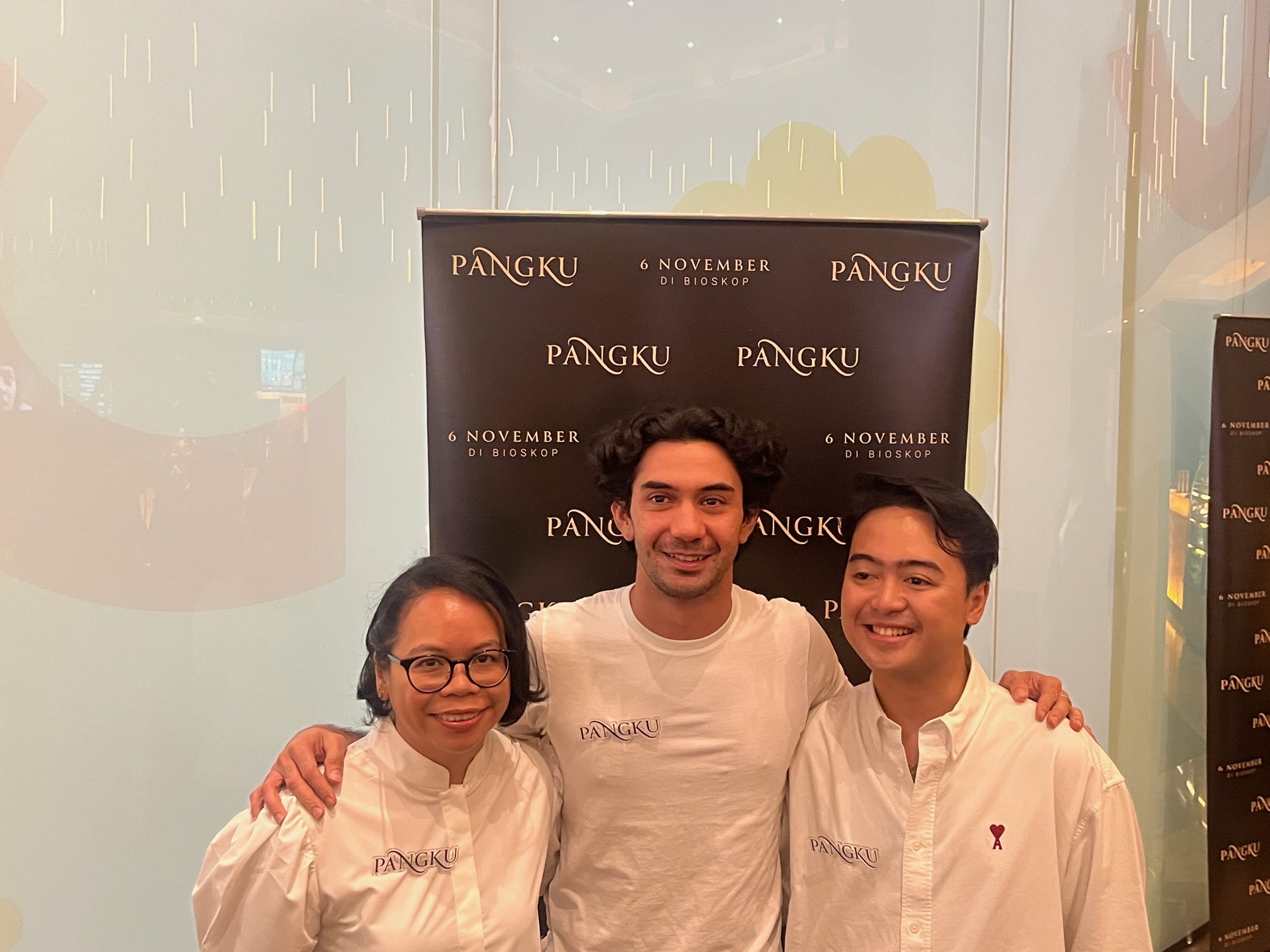 GO INTERNATIONAL: Reza Rahardian bersama Gita Fara dan Arya, produser film Pangku. Pada 17 September mendatang, film Pangku akan berkompetisi di Busan International Film Festival.