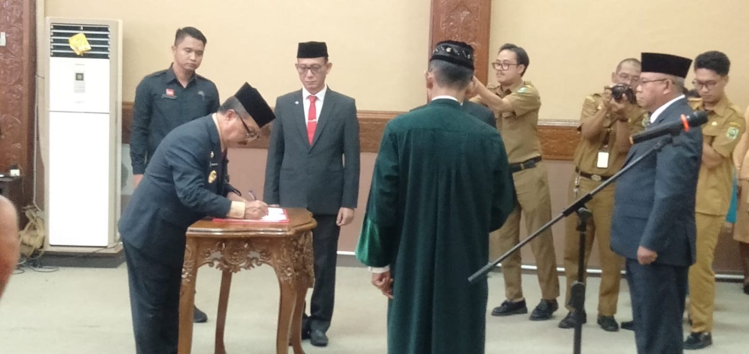 DILANTIK: Bupati Sanggau, Yohanes Ontot saat melantik Aswin Khatib sebagai Sekda Sanggau.