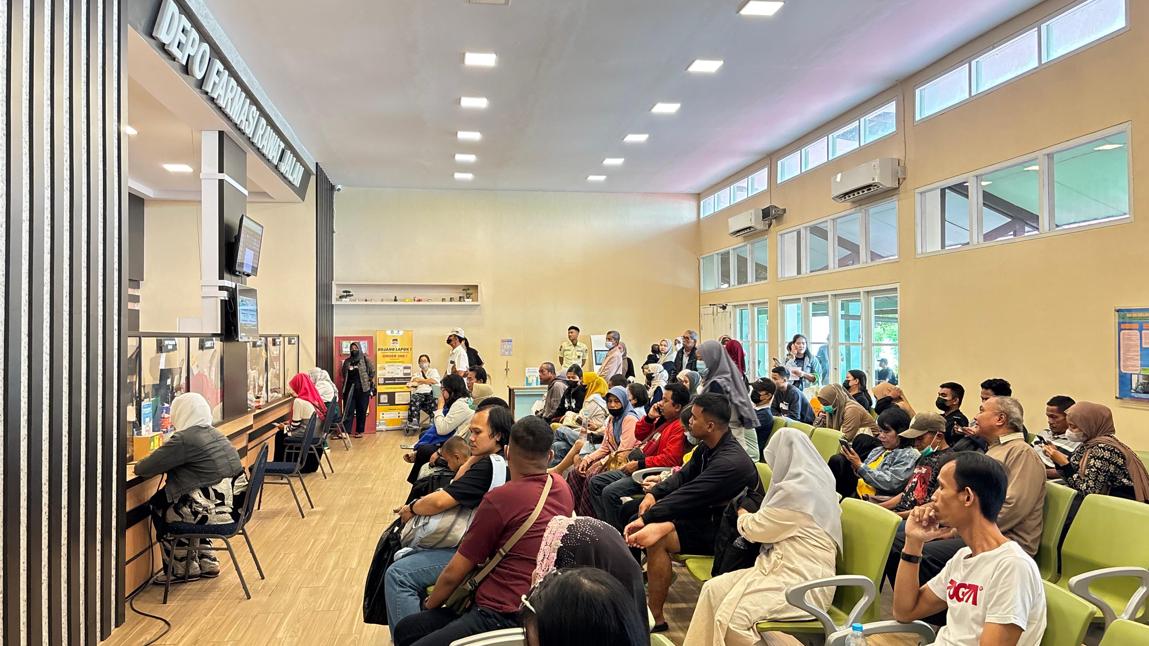 ANTRE : Pasien antre mengambil obat di Instalasi Farmasi RSUD Soedarso. Layanan e-resep yang diterapkan rumah sakit ini mempersingkat alur pelayanan dan meminimalisasi kesalahan pemberian obat.