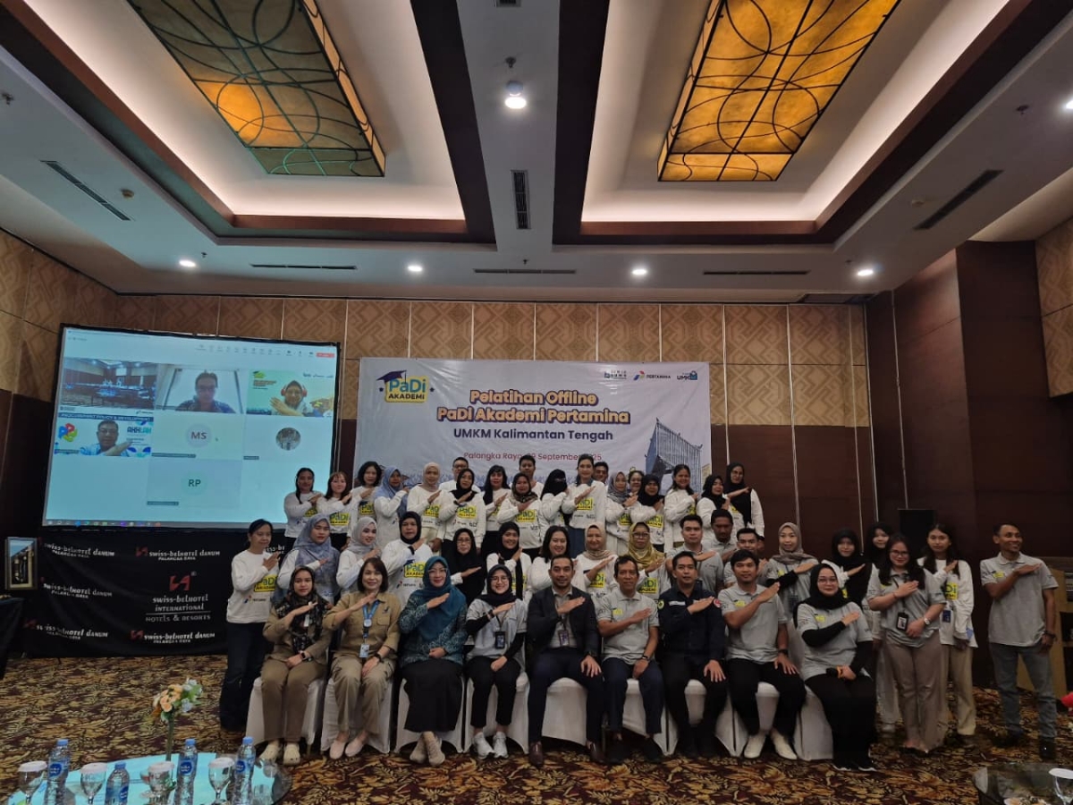Foto bersama jajaran manajemen Pertamina, PaDI UMKM, Rumah BUMN Palangka Raya, serta perwakilan pemangku kepentingan usai peluncuran PaDI Akademi Pertamina perdana di Palangka Raya, Selasa (9/9).