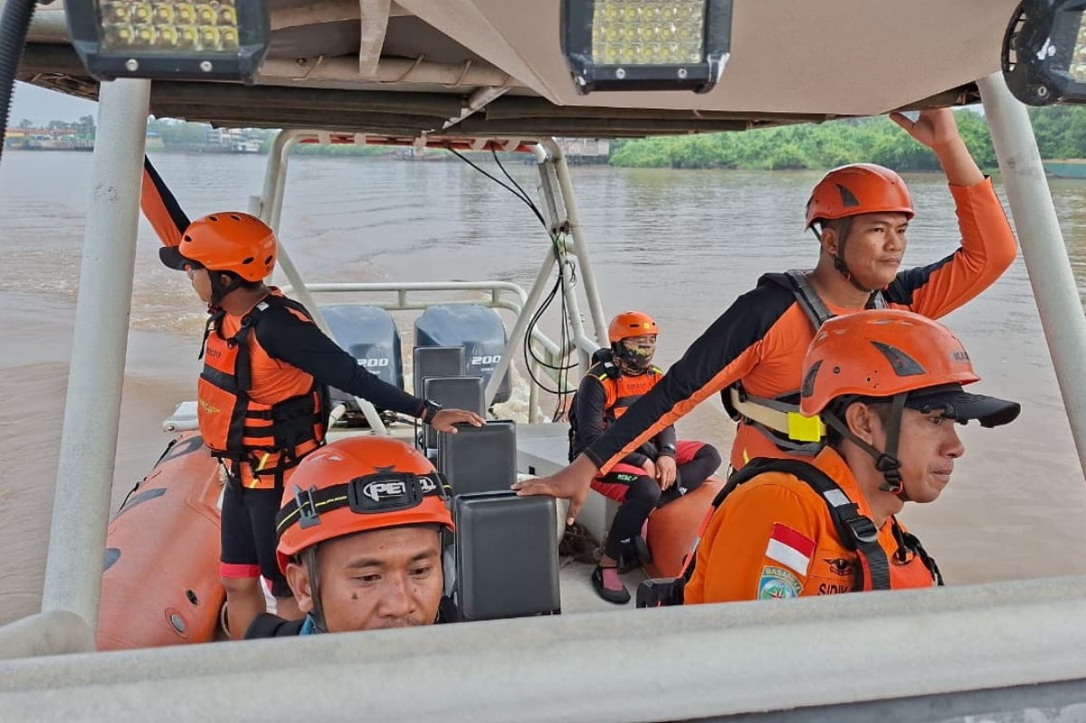 Tim SAR melakukan pencarian kru kapal TB Kapuas Bahari 15 yang hilang saat menyelam memperbaiki kapal di Sungai Kapuas.