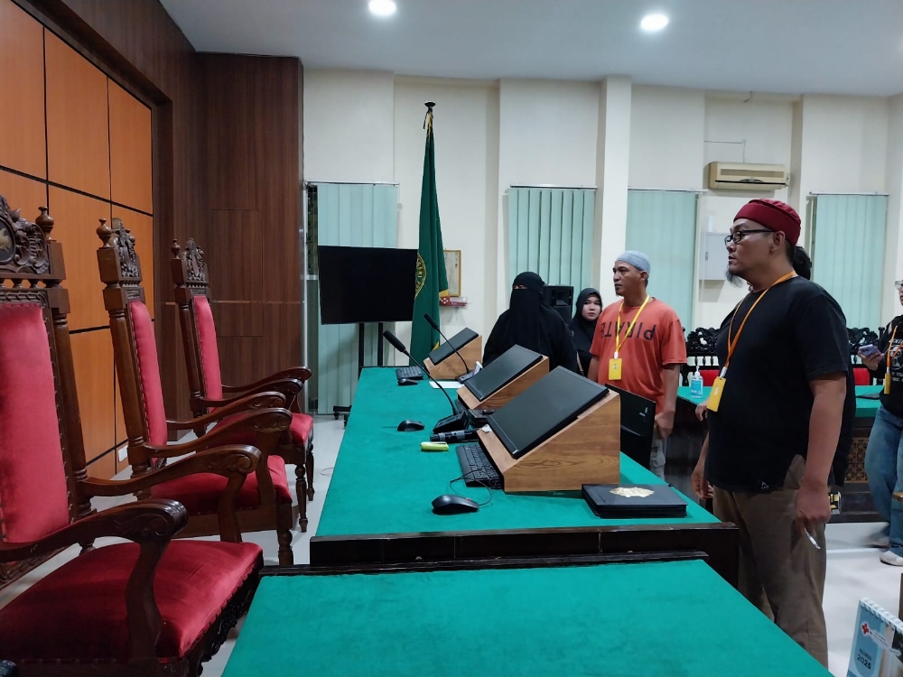 Keluarga tersangka AR meluapkan emosi usai pembacaan sidang praperadilan penetapan tersangka AR dalam kasus dugaan pemerkosaan terhadap balita di Kota Pontianak.