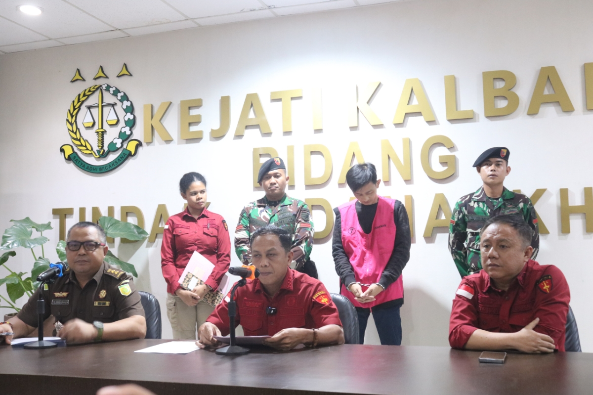 Kejati Kalbar menggelar konferensi pers penetapan tersangka baru dalam kasus korupsi pengadaan tanah salah satu bank daerah di Kalbar, Rabu (10/9).