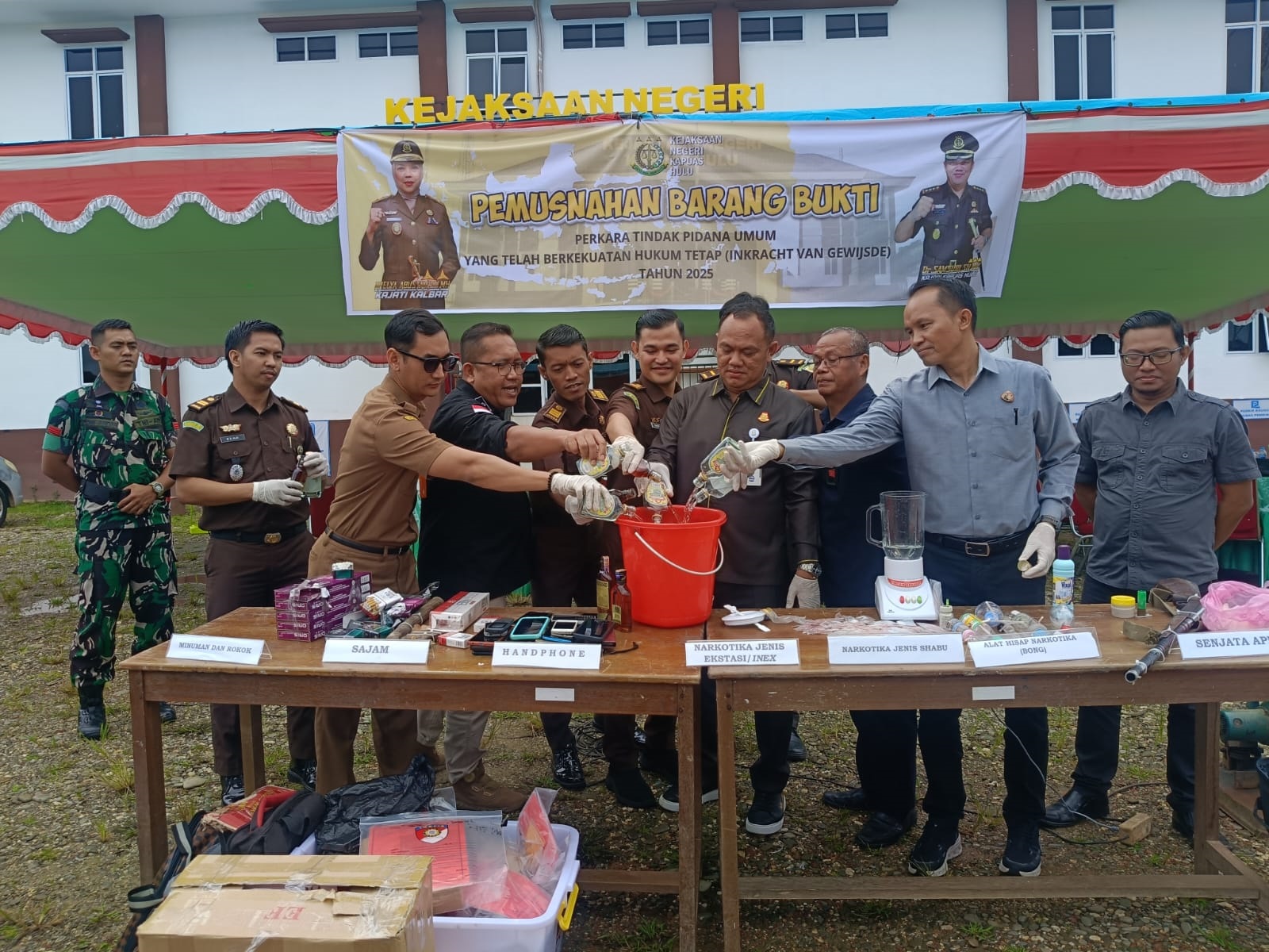 PERKARA : Pemusnahan barang bukti atas perkara berkekuatan hukum tetap yang dilakukan Kejari Kapuas Hulu.