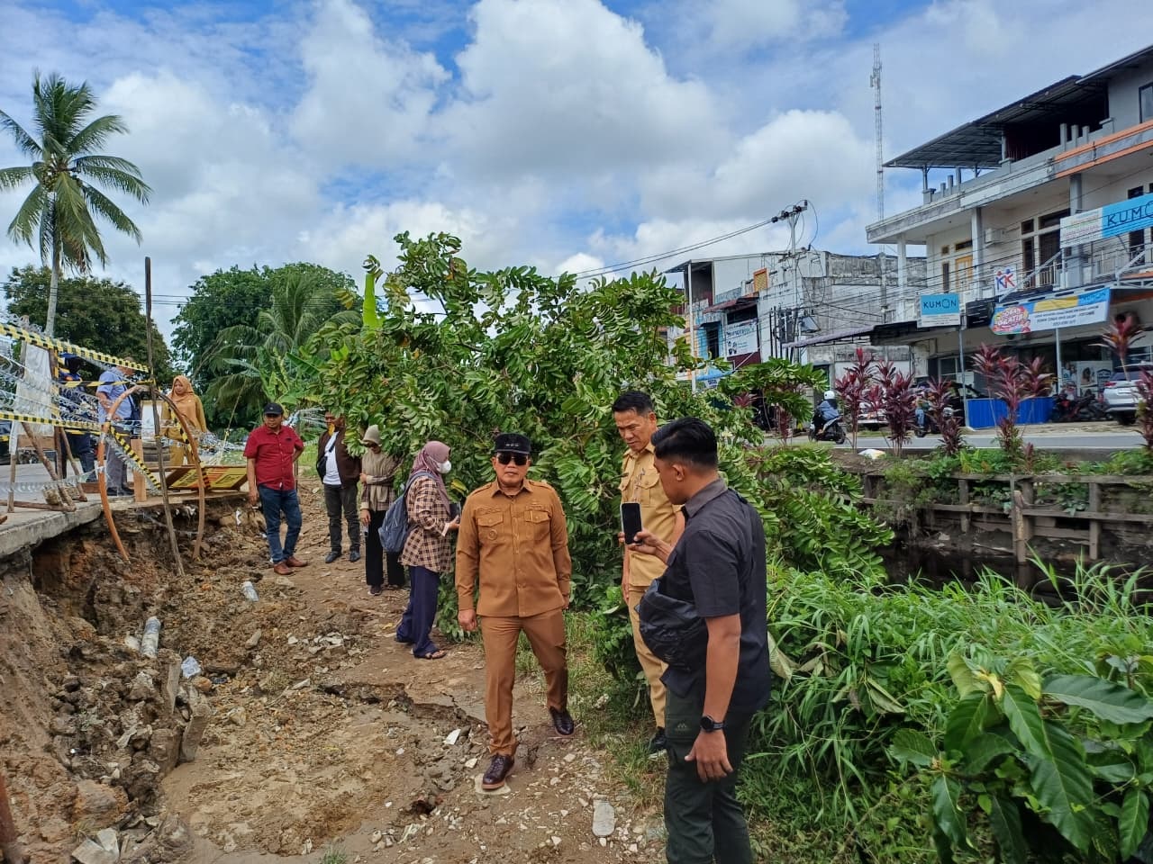 JALAN AMBROL: Bupati Kubu Raya Sujiwo meninjau lokasi jalan ambrol di kawasan Sungai Raya Dalam, Selasa (9/9).
