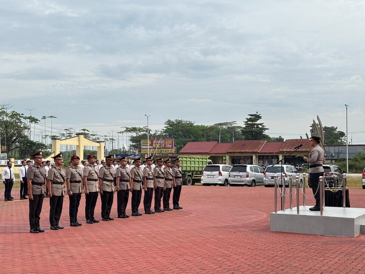 SERTIJAB: Kapolres Kubu Raya, AKBP Kadek Ary Mahardika, memimpin upacara sertijab PJU dan kapolsek jajaran di halaman Mapolres Kubu Raya.