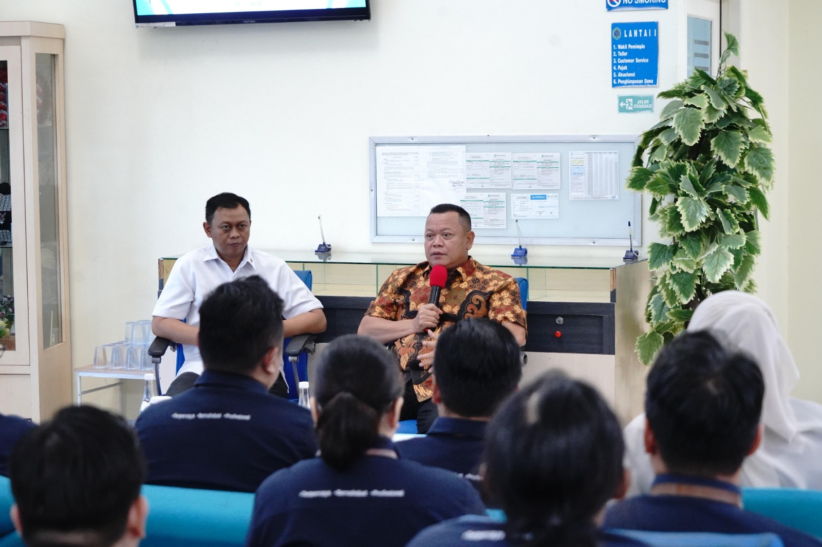 BERDIALOG : Dialog antara Direktur Utama Bank Bank Kalbar, Rokidi dan seluruh staf Kantor Cabang Sanggau berjalan dalam suasana penuh keakraban.