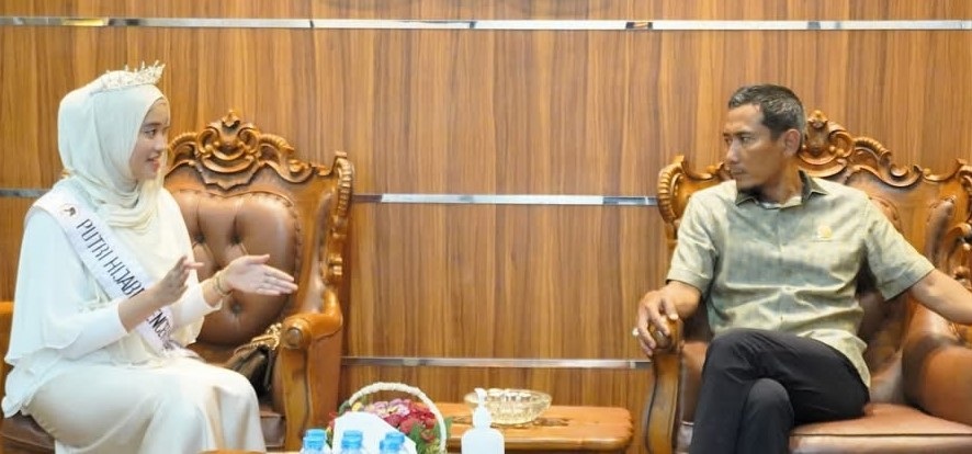 BINCANG : Ketua DPRD Ketapang, Achmad Sholeh, berbincang dengan Putri Hijab Influencer Indonesia 2025 tingkat Provinsi Kalimantan Barat, Syf. Septy Wulandari, Selasa (9/9).
