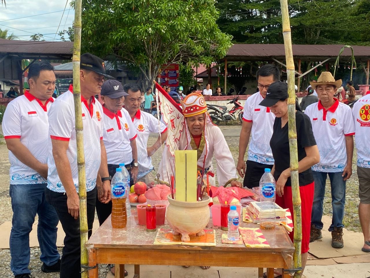 RITUAL : Masyarakat Tionghoa di  Kabupaten Landak, mengikuti perayaan ritual sembahyang leluhur atau Zhong Yuan Jiet di Desa Hilir Tengah, Kecamatan Ngabang.