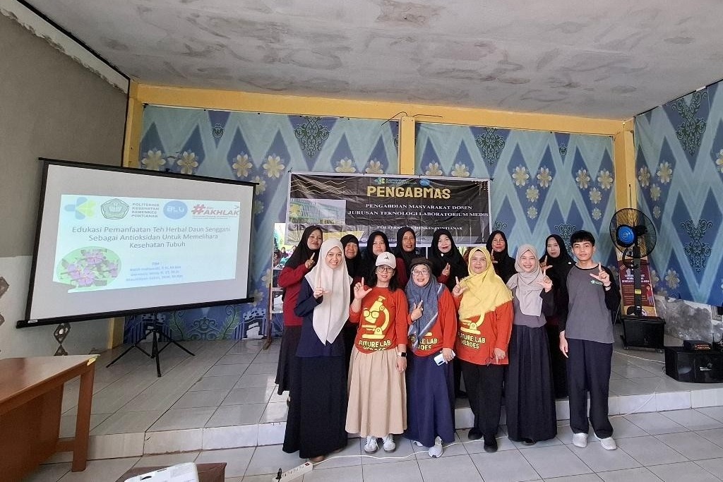 Tim dosen dan mahasiswa Program Studi Teknologi Laboratorium Medis Poltekkes Kemenkes Pontianak   menggelar edukasi pemanfaatan teh herbal daun senggani di Desa Rasau Jaya Umum, Kabupaten Kubu Raya.