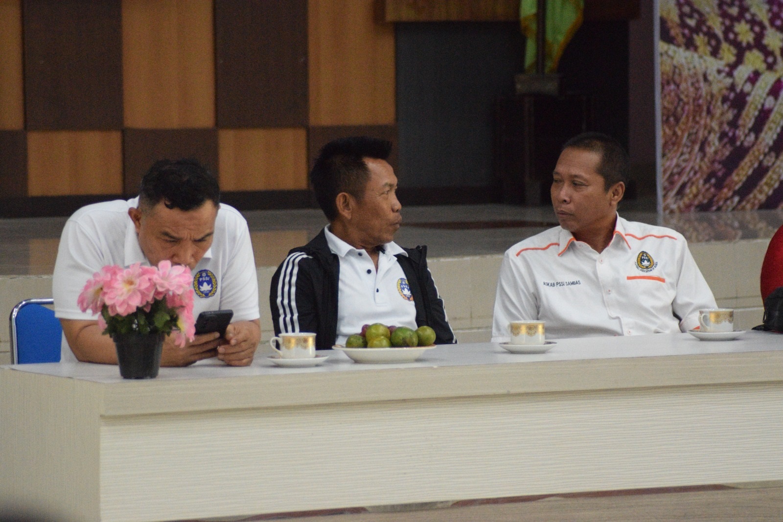 KURSUS WASIT: Wasit Nasional Jimmy Napitupulu hadir di Kabupaten Sambas memberikan materi dalam kursus Wasit Lisensi C3.