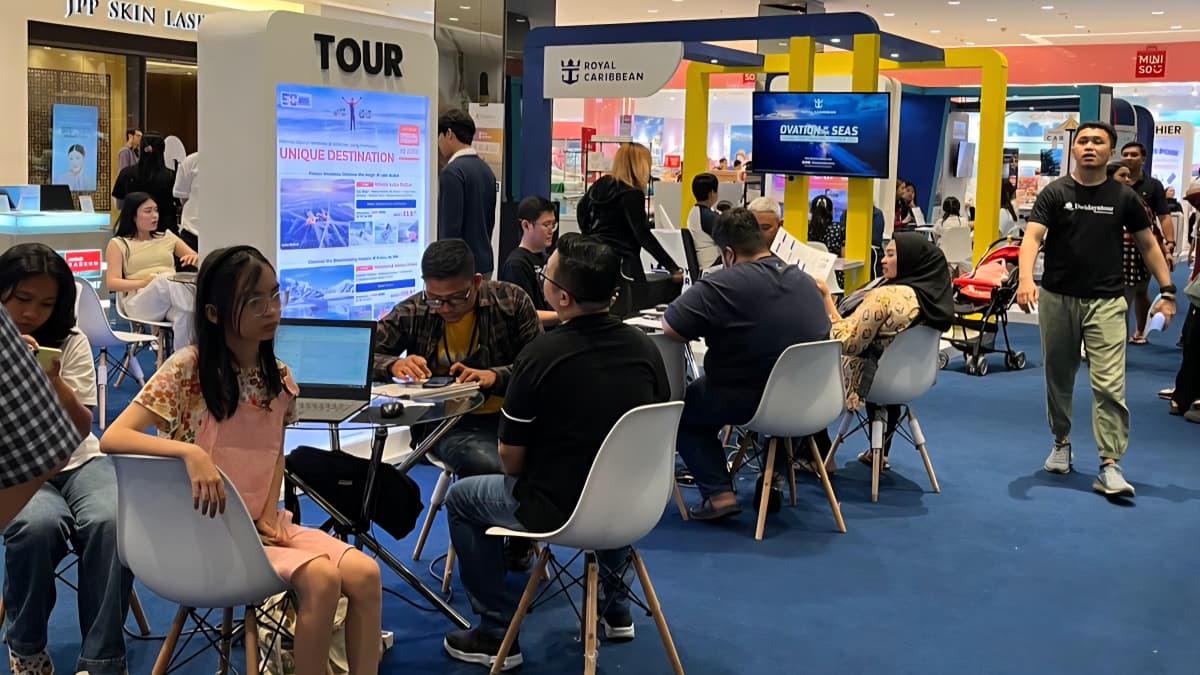 Suasana pameran wisata Mandiri Dwidayatour Carnival, yang berlangsung mulai 12-14 September 2025 di Atrium Wing A - Ayani Mall, Pontianak.