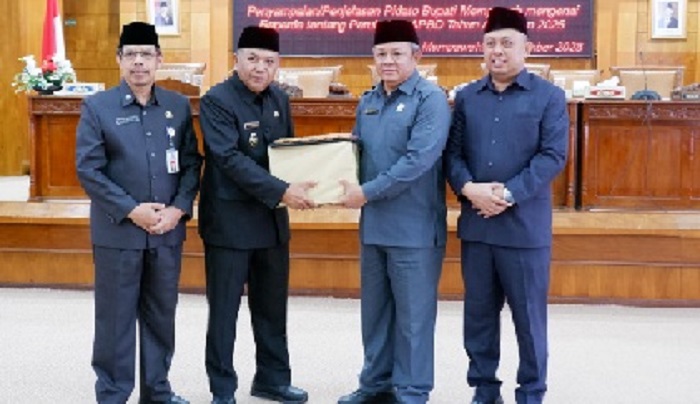 SERAHKAN: Wabup menyerahkan laporan Raperda Perubahan APBD 2025 kepada Ketua DPRD.