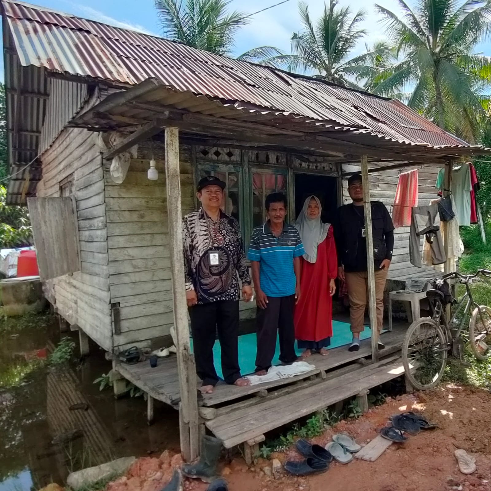 SURVEI: Baznas Mempawah saat survei rumah tak layak huni milik warga Nusapati.