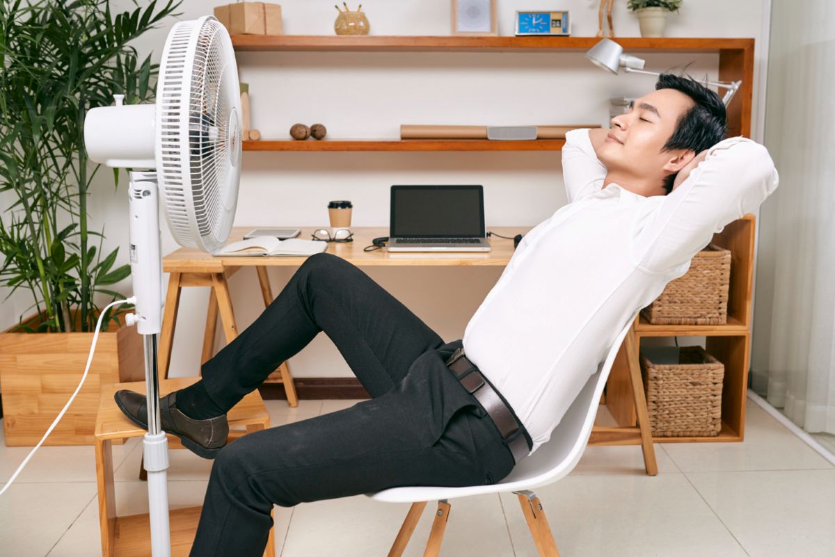 Cara membersihkan kipas angin berdebu dengan bahan sederhana.