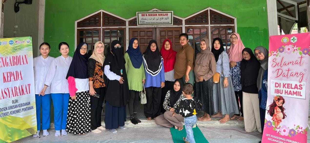 Dosen dan ibu hamil berfoto bersama usai mengikuti edukasi pemantauan berat badan berbasis IMT untuk kesehatan ibu dan janin.