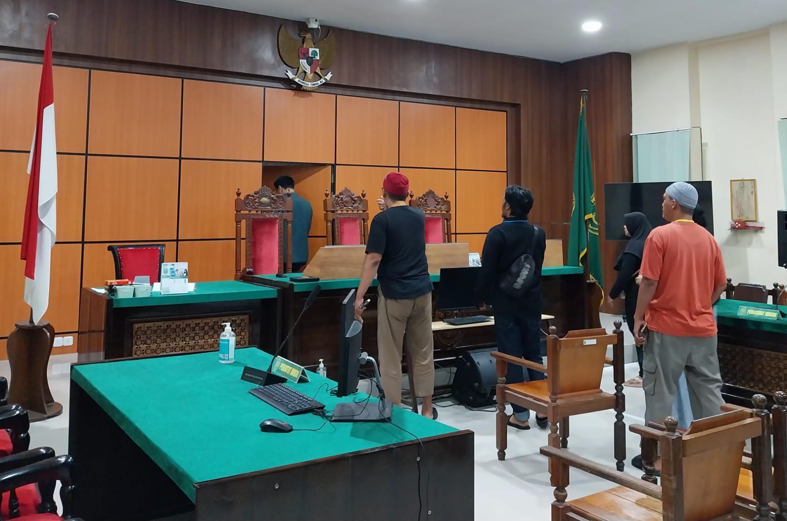 PROTES : Keluarga tersangka AR melakukan aksi protes kepada hakim usai pembacaan putusan praperadilan penetapan tersangka AR dalam kasus dugaan pemerkosaan terhadap balita di Kota Pontianak, (10/9).