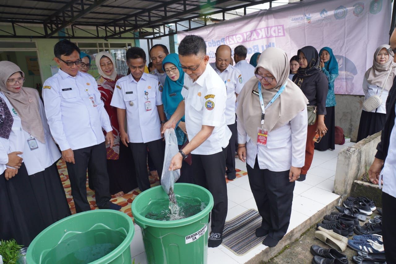 BENIH LELE:  Walo Kota Pontianak Edi Rusdi Kamtono memasukkan benih ikan lele ke dalam ember.