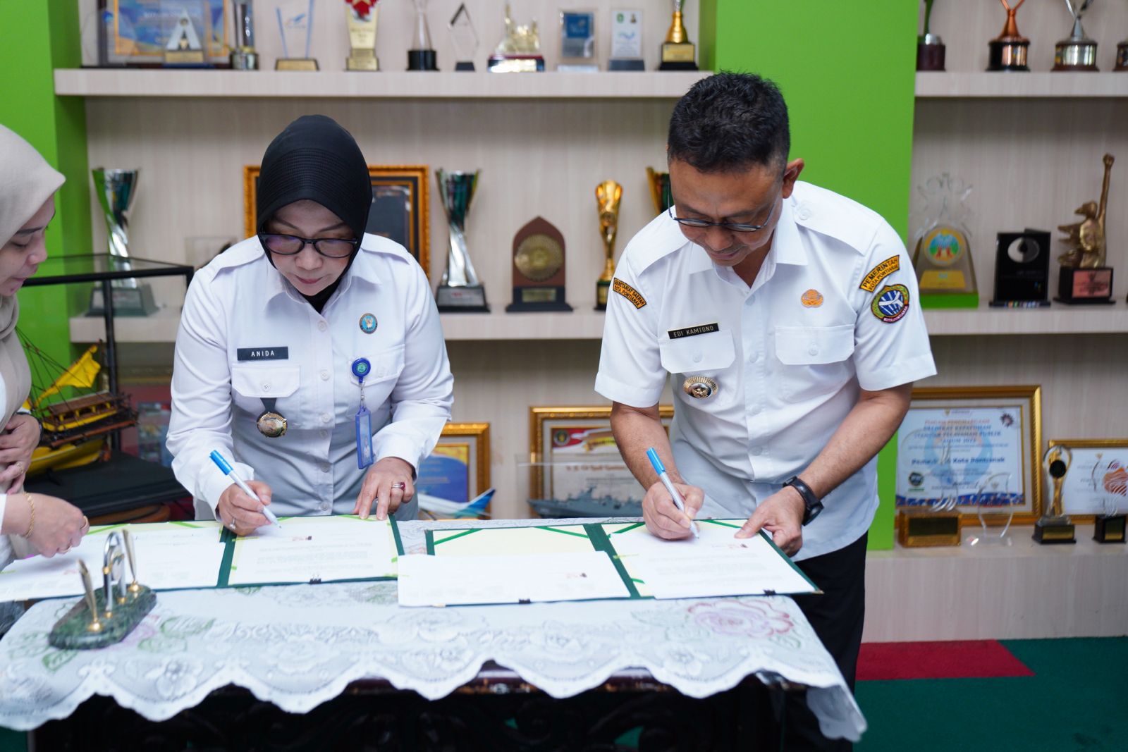 KESEPAHAMAN: Wali Kota Pontianak Edi Rusdi Kamtono dan Ketua BNN Kota Pontianak Anida Sari menandatangani nota kesepahaman sinergi Program P4GN.