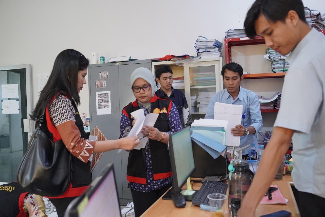 GELEDAH KANTOR: Tim Penyidid Pidana Khusus (Pidsus) Kejari Sintang saat melakukan penggeledahan di Kantor PDAM Tirta Senentang.