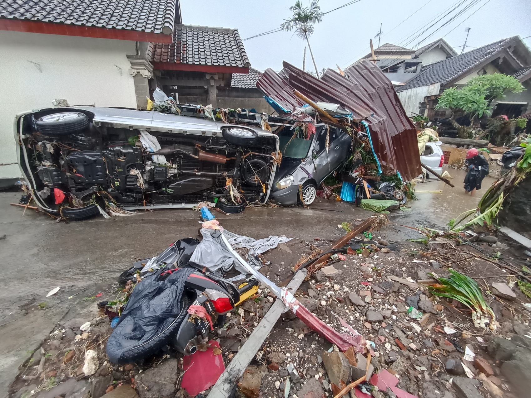 DIHANTAM BANJIR: Kondisi sepeda motor dan mobil warga di perumahan Calista, Ubung Kaja, Denpasar Utara, usai banjir yang menghantam pulau dewata ini, Rabu (10/9) kemarin.