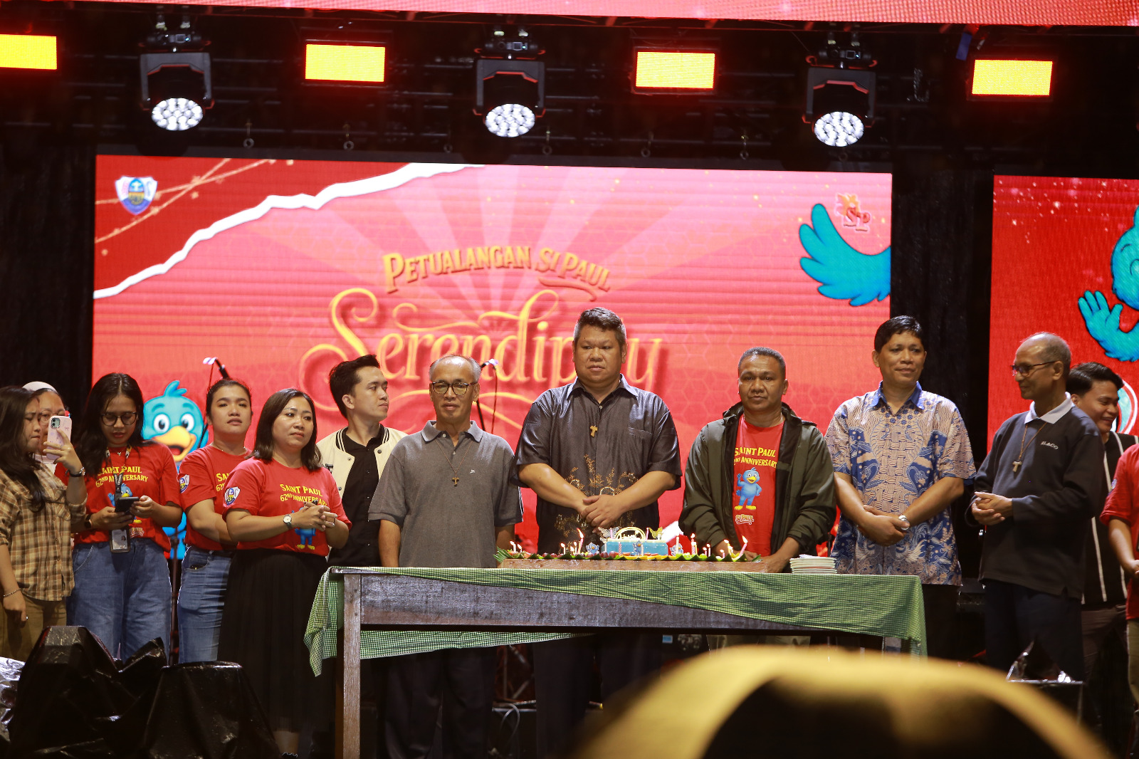 Bruder Edesius, selaku Ketua Yayasan Pendidikan Sekolah Bruder dan Kepala SMA Santo Paulus Pontianak, Bruder Hieronimus, MTB saat melakukan peniupan lilin dan pemotongan kue hut.