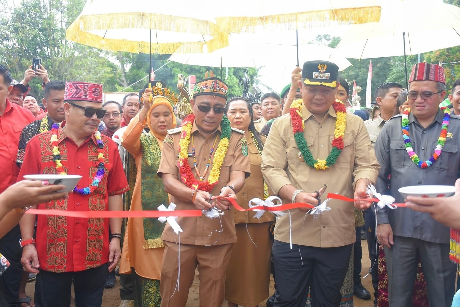FESTIVAL : Wagub Kalbar, Krisantus Kurniawan, didampingi Bupati Ketapang, Alexander Wilyo, menghadiri Festival Seni Budaya Balai Berkuak II, Selasa (9/9).