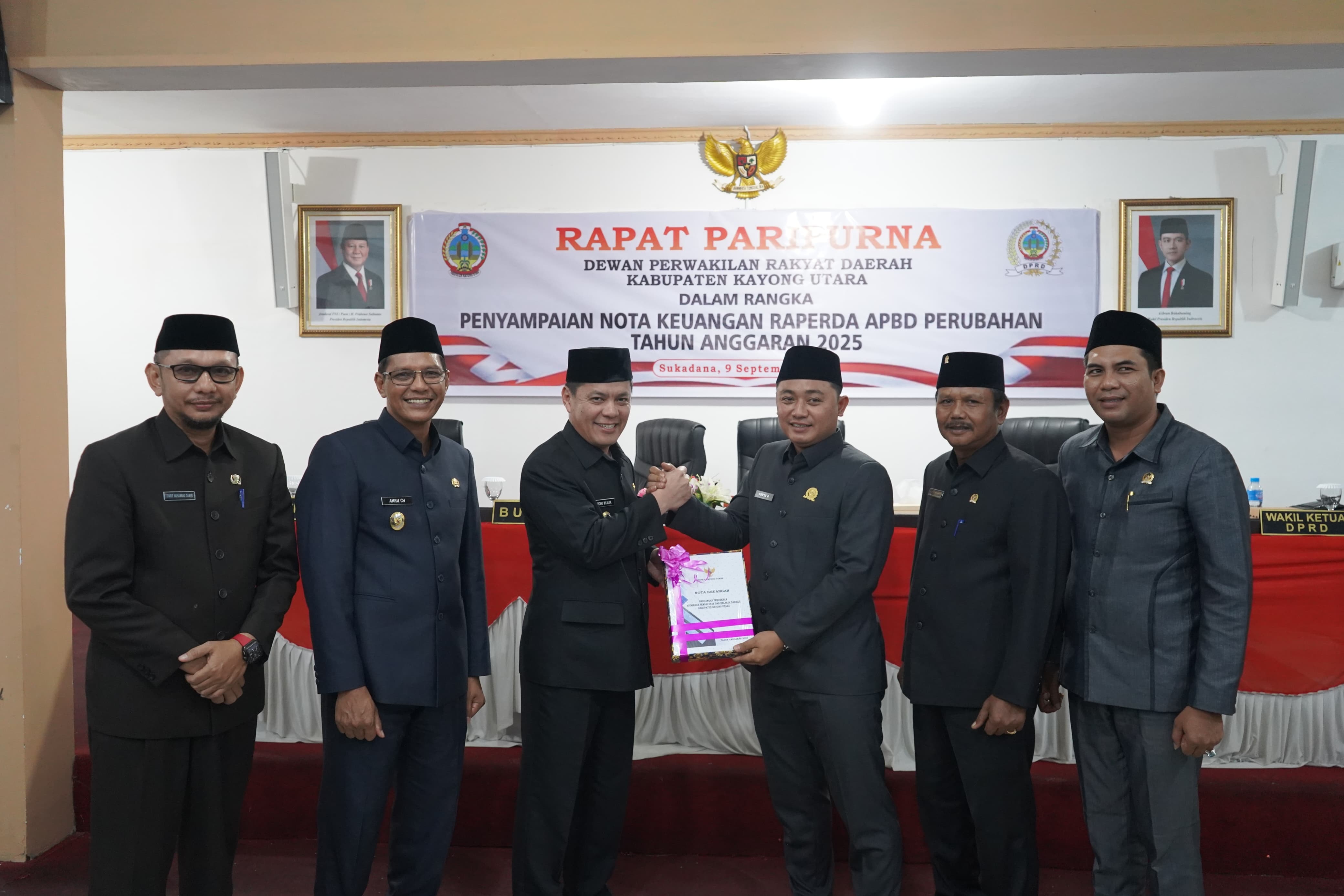 PIDATO : Bupati Kayong Utara, Romi Wijaya, S.Sos, M.Si, menyampaikan pidato pada Rapat Paripurna DPRD Kabupaten Kayong Utara.&nbsp; Foto Prokopim.&nbsp;