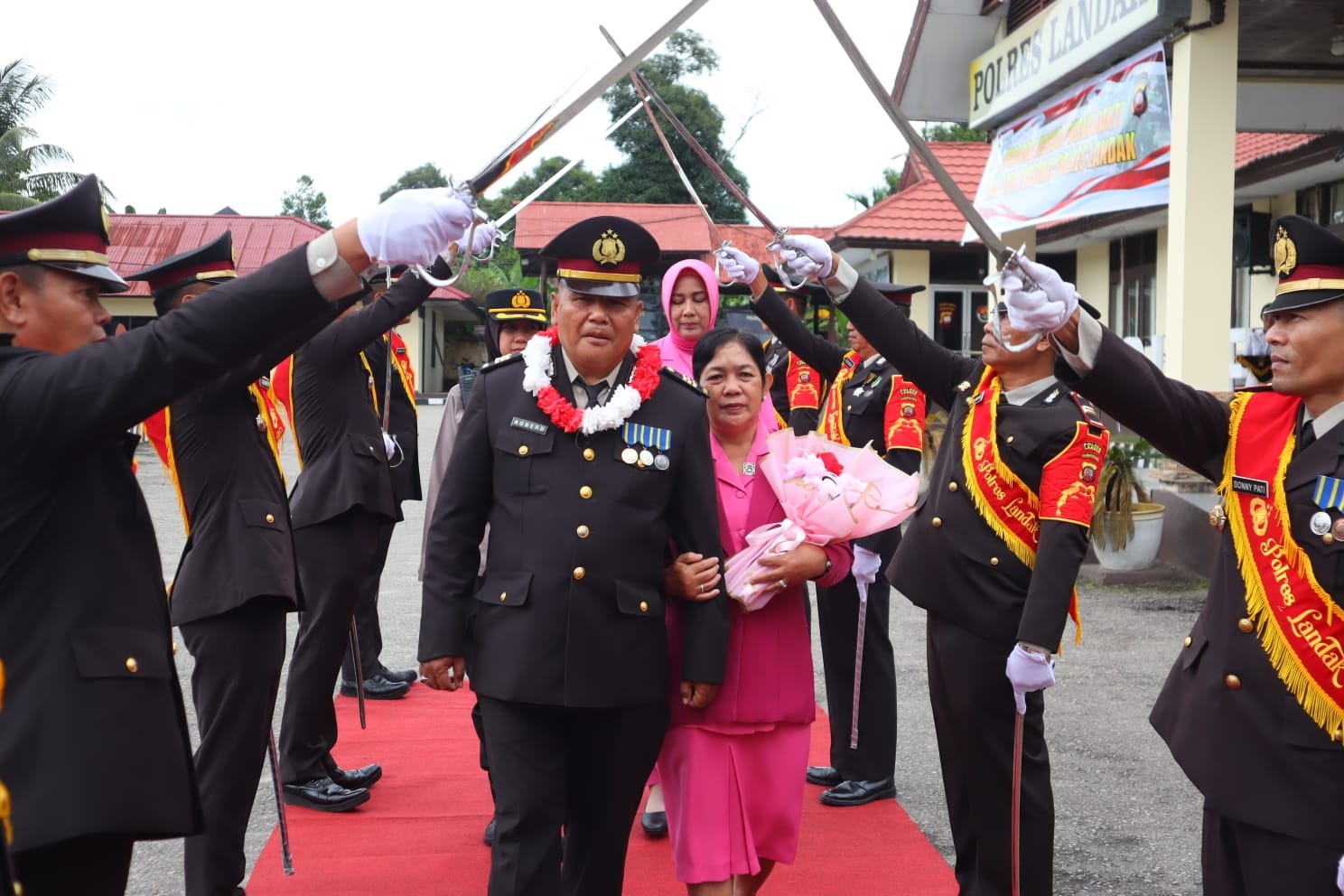 Kapolres Landak Devi Ariantari pimpin upacara wisuda Purna Bhakti, terhadap tiga personel Polres Landak.