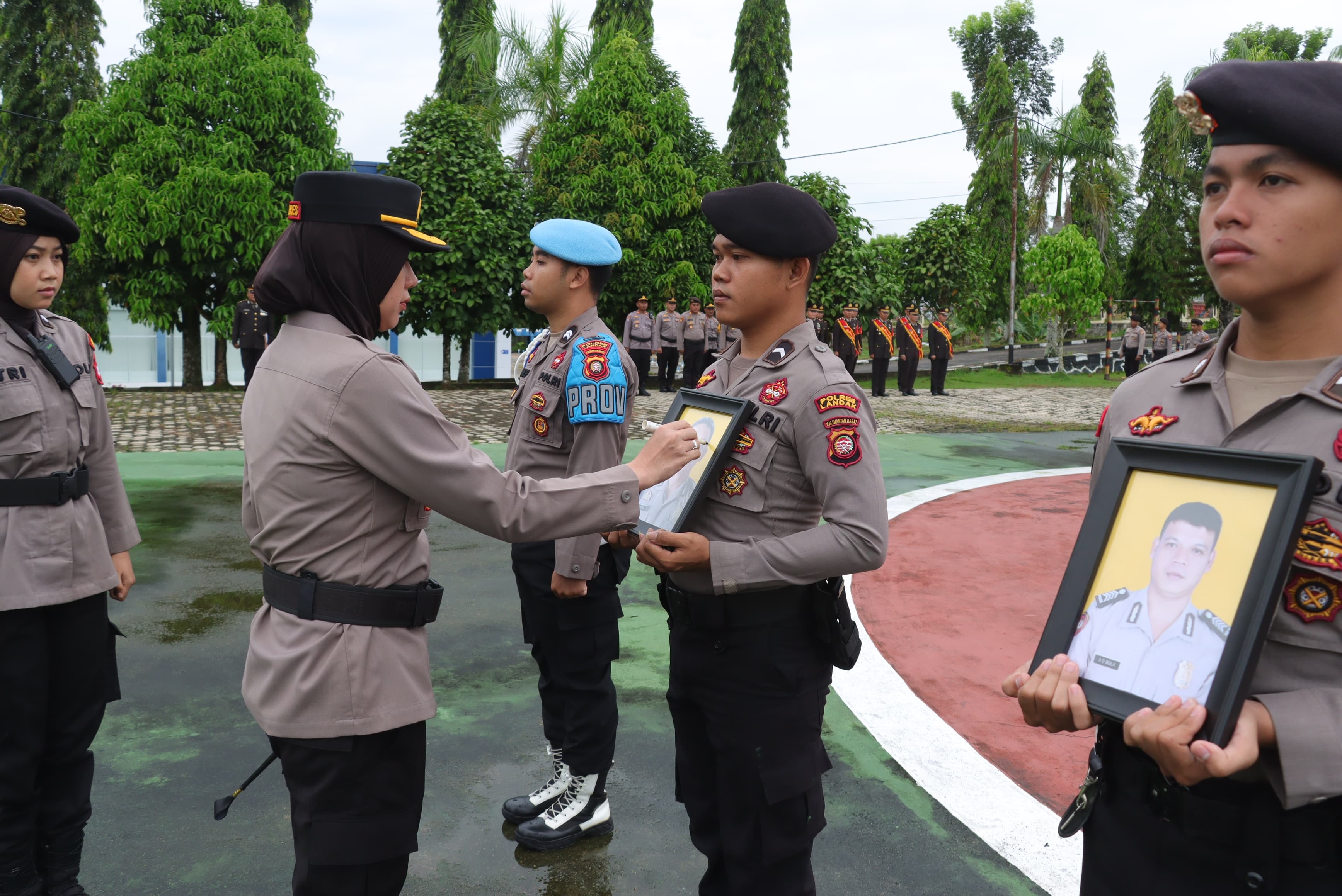 PTDH : Kapolres Landak AKBP Devi Ariantari saat memimpin upacara pemberhentian tidak hormat (PTDH) terhadap dua anggotanya.