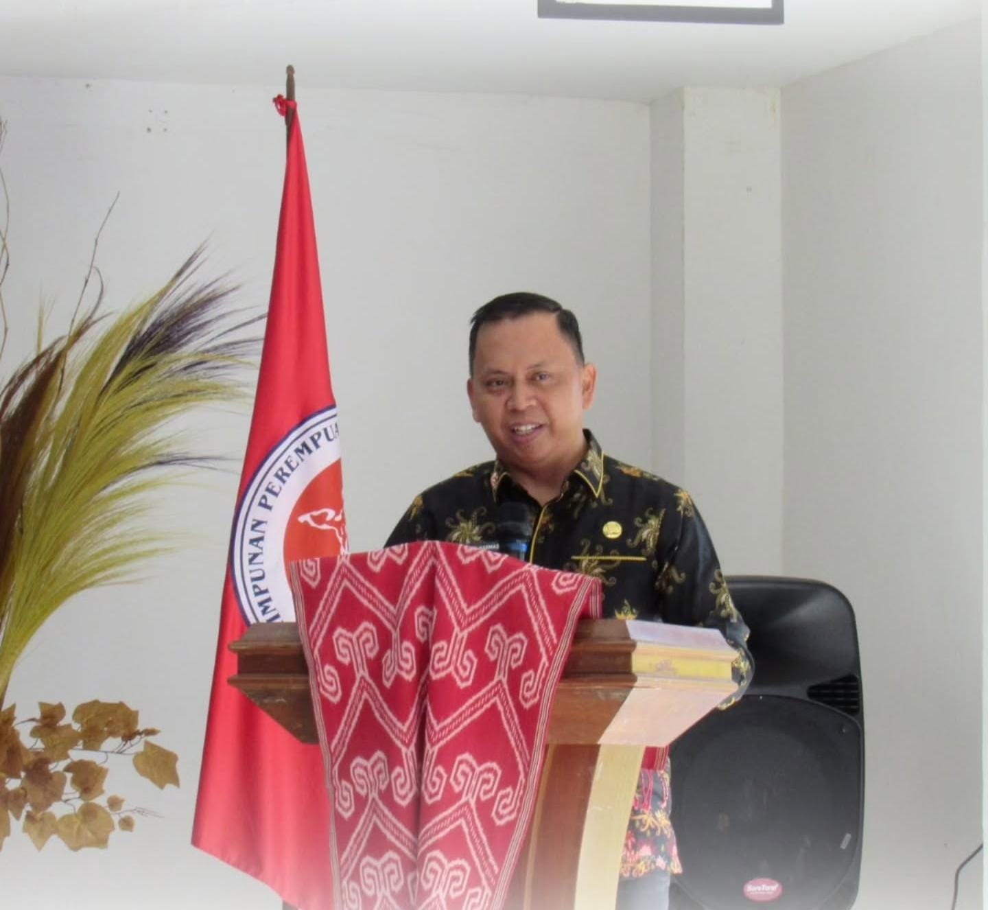 UNGKAPKAN: Staf Ahli Bupati Sintang, Asmidi, menegaskan pentingnya peran strategis perempuan Dayak dalam pembangunan dan pelestarian budaya.