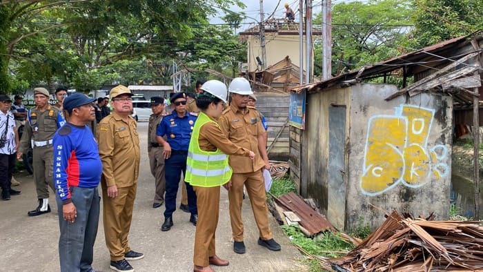 TINJAU: Wali Kota Singkawang Tjhai Chui Mie meninjau penataan Gang Cisadane yang akan disulap menjadi taman hijau di jantung kota.