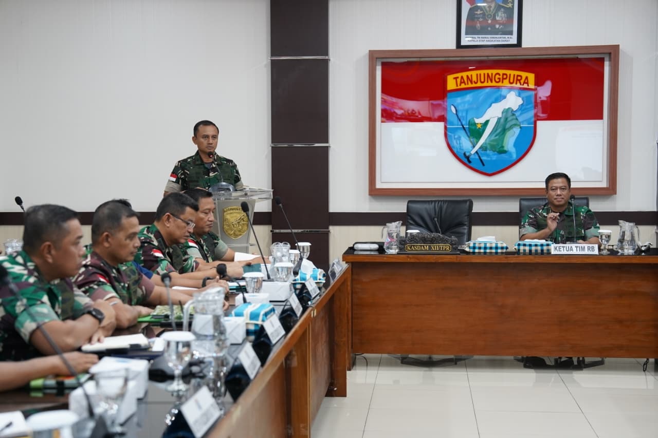 PEMBUKAAN: Kasdam XII Tanjungpura Brigjen TNI Putra Widyawinaya membuka kegiatan Reviu Penilaian Reformasi Birokrasi di Makodam XII Tanjungpura.