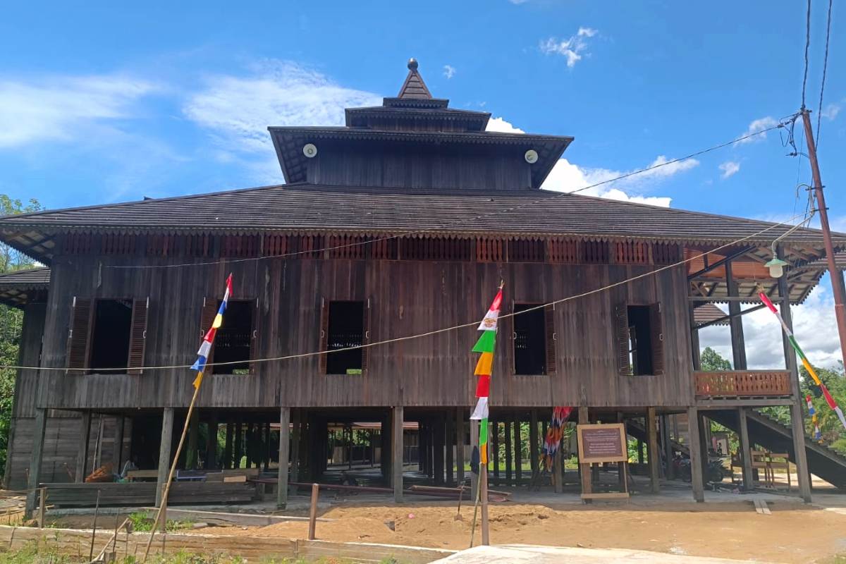Masjid A Syukur berdiri tegak di Jalan Pemda Parit Mayor Pontianak. Bangunan Masjid terbuat dari Kayu ulin khas Kalimantan menyimpan tradisi kearifan lokal di dalamnya.