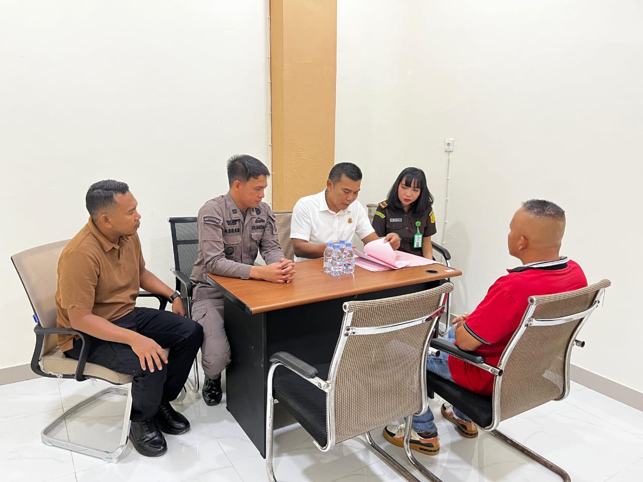 Kasi Pidsus dan Tim Penyidik Kejari Sambas saat memeriksa P, sebelum dilakukan penahanan.