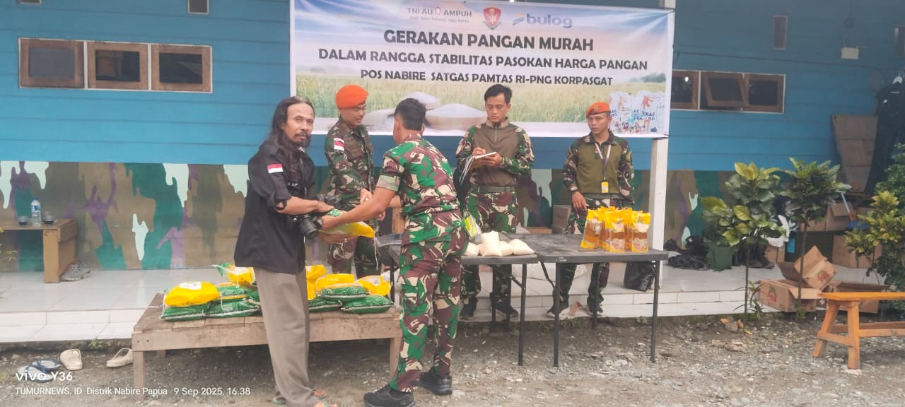 Satgas Pamtas RI&ndash;PNG Korpasgat bersama Bulog menyalurkan bahan pokok murah kepada warga dalam Gerakan Pangan Murah di Nabire.