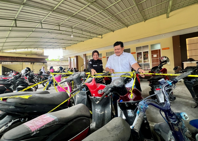 Polresta Pontianak menunjukkan deretan motor hasil curian yang berhasil diamankan dalam pengungkapan kasus curanmor.