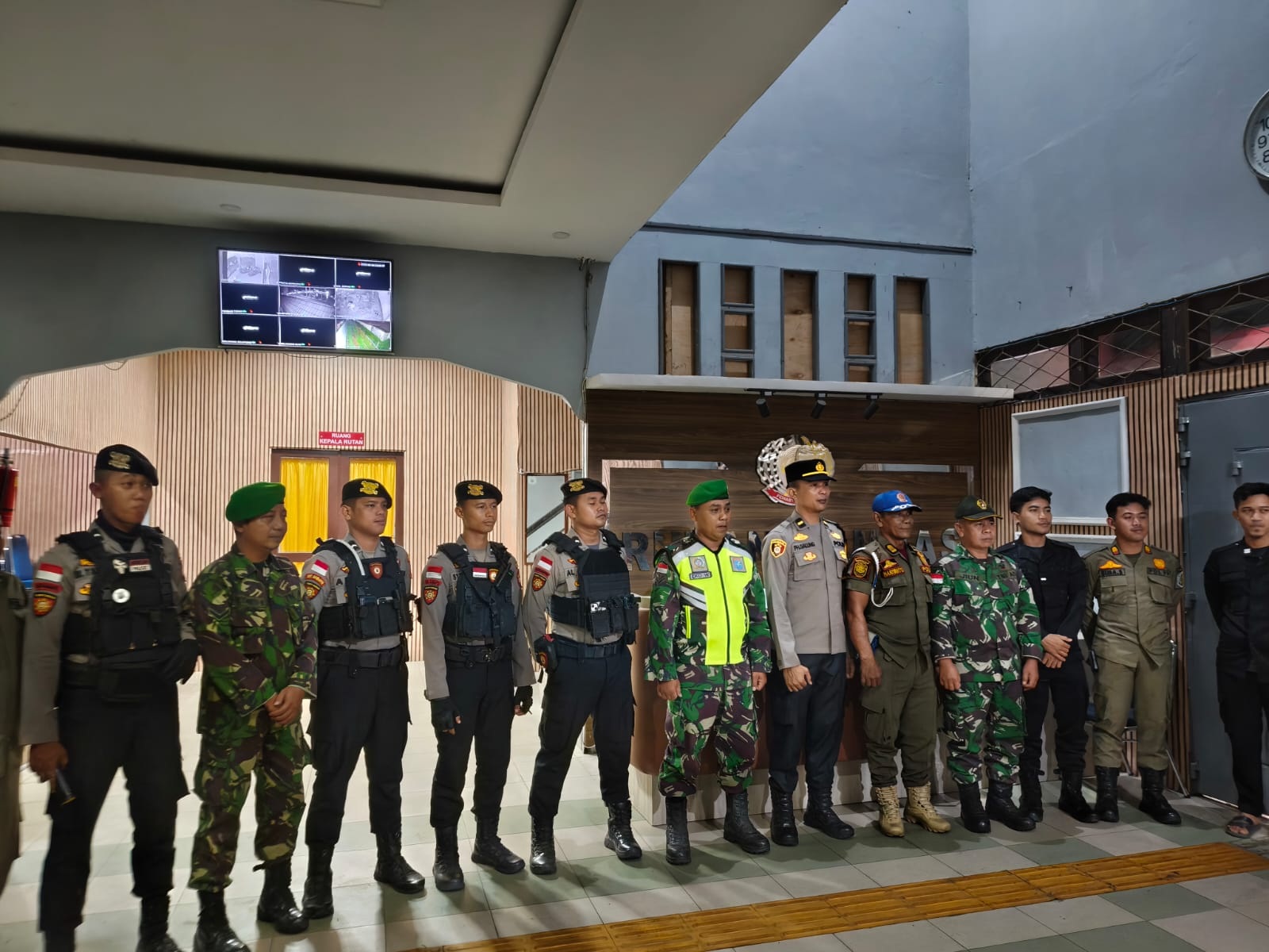 BERSAMA: Kegiatan bersama antara TNI/Polri serta pemerintah daerah.