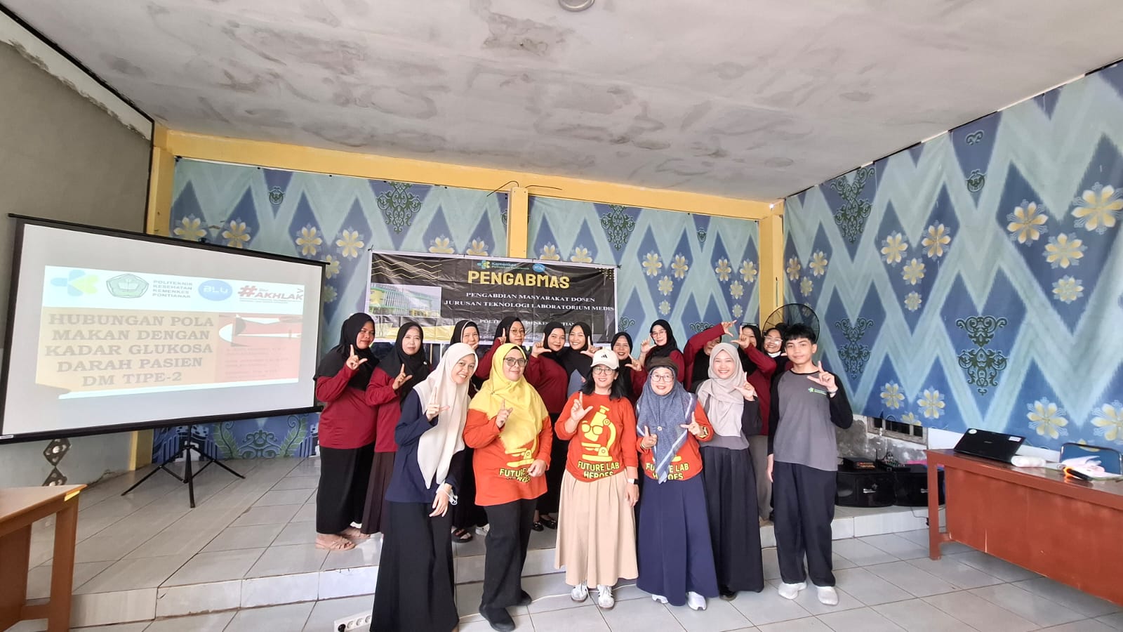 Tim dosen dan mahasiswa Program Studi Teknologi Laboratorium Medis Poltekkes Kemenkes Pontianak menggelar edukasi Edukasi tentang Hubungan Pola Makan terhadap Kadar Gula Darah pada Pasien Diabetes.
