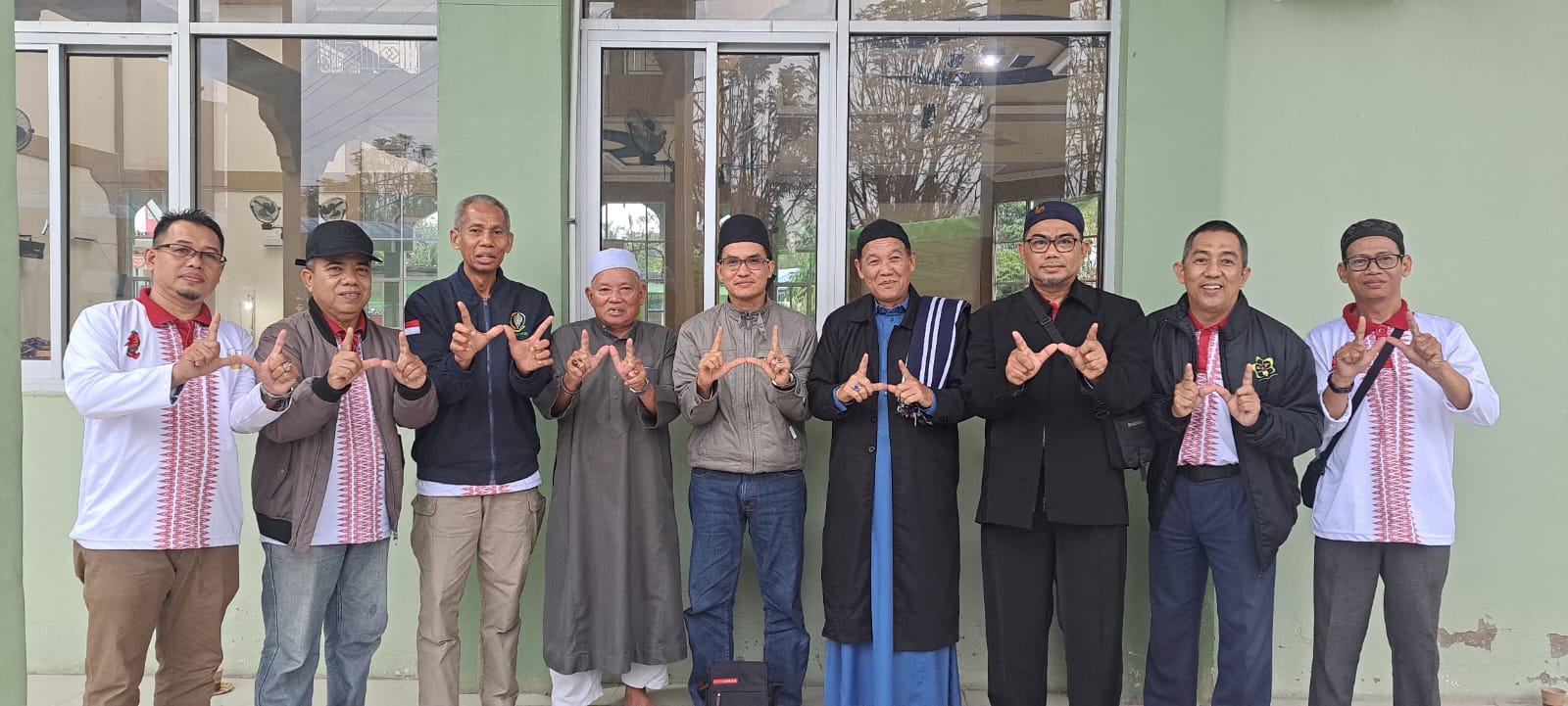 Ketua Umum BWI Kalbar H Andi Musa bersama pengurus masjid dan rombongan MTQ Kalbar foto bersama.