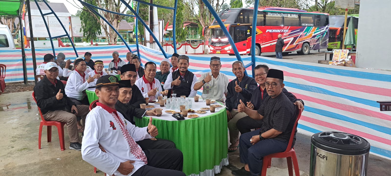 Duduk bersama saat menikmati hidangan tradisional