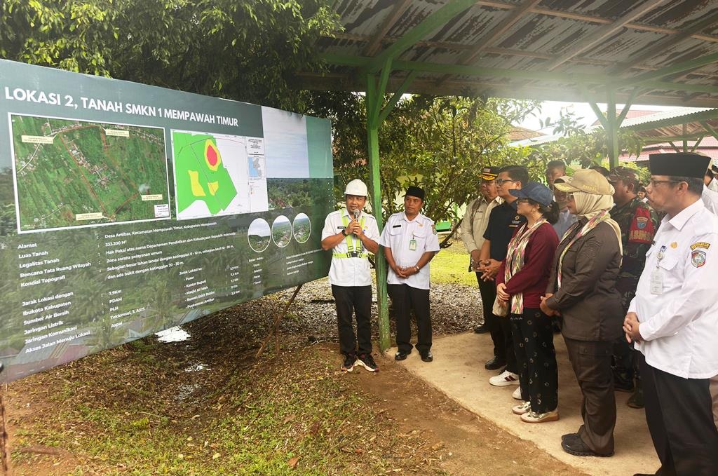 BANGUN: Wamen Stella saat meninjau lokasi lahan untuk pembangunan SMA Unggulan Garuda di Kabupaten Mempawah.