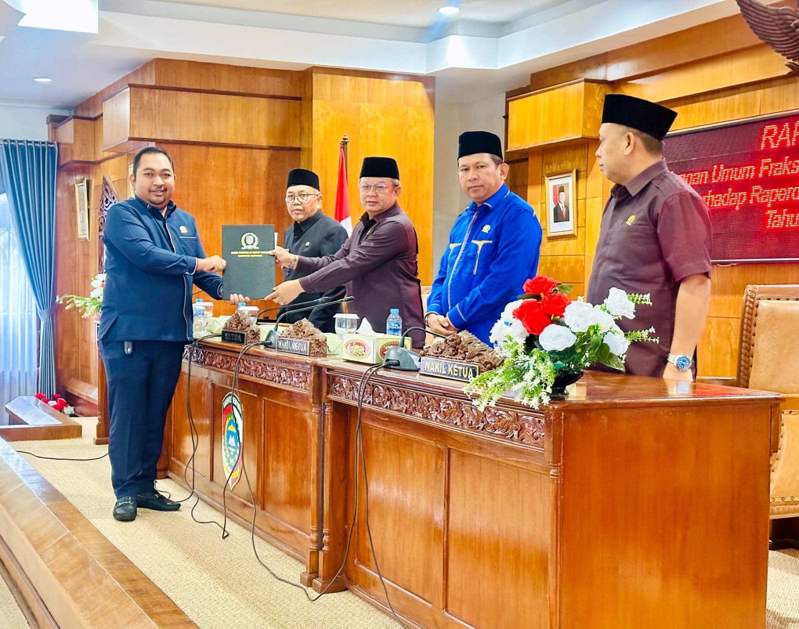 TANGGAPAN: Juru bicara Fraksi PAN menyerahkan tanggapan perubahan APBD 2025 kepada Ketua DPRD Mempawah.