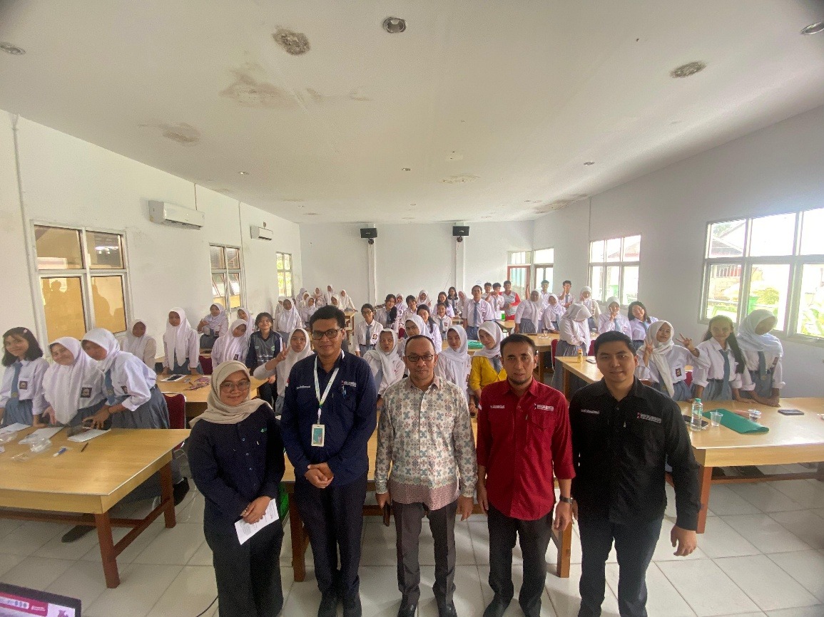 FOTO BERSAMA : Foto bersama dalam kegiatan Pengabdian Kepada Masyarakat dalam bentuk Pelatihan Awam Pengenalan dan Pertolongan Pertama Henti Jantung untuk Siswa SMAN 1 Sungai Ambawang, Kubu Raya.