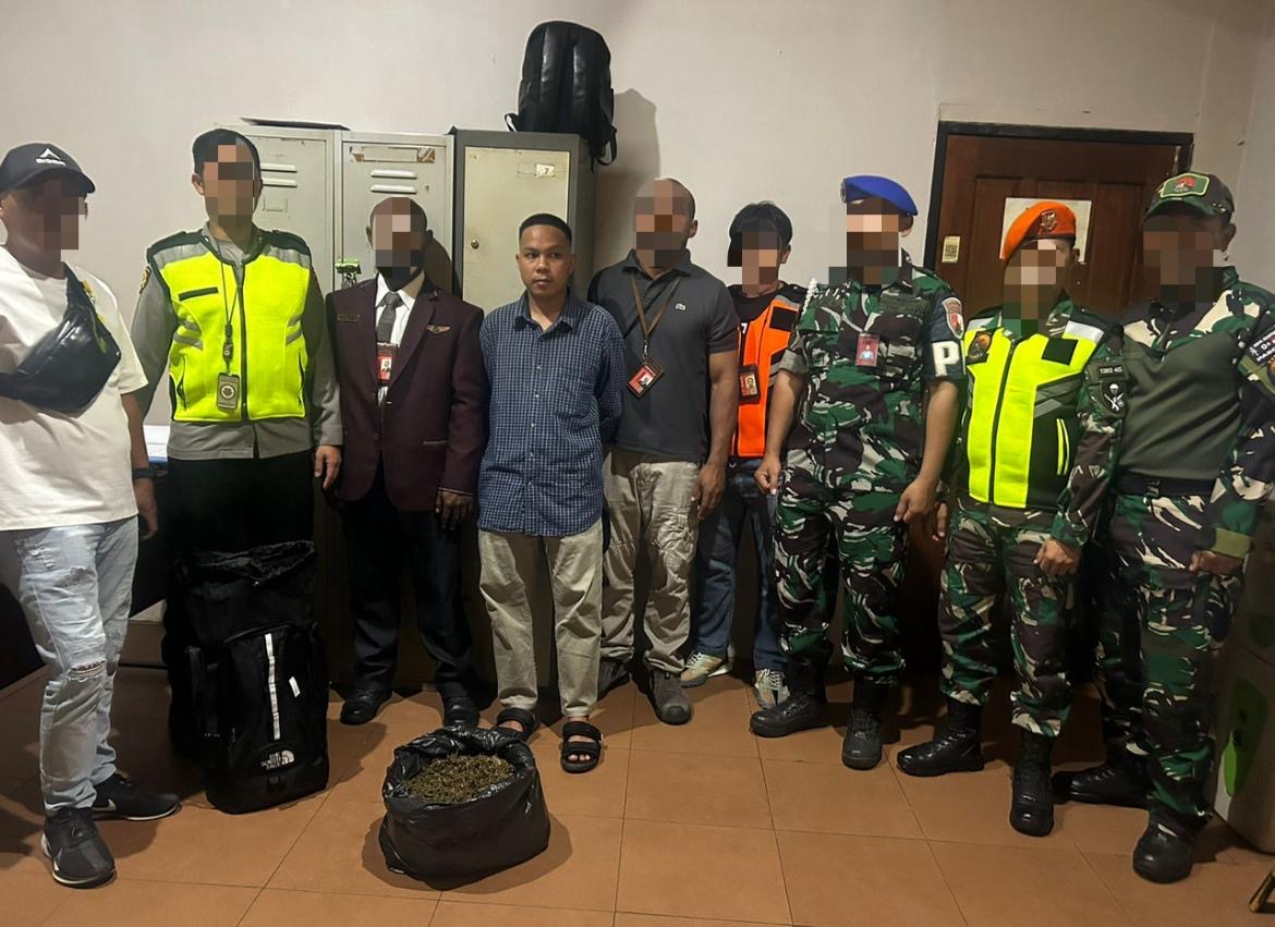 Petugas gabungan Satgas Kopasgat dan keamanan Bandara Sentani mengamankan pelaku dan barang bukti ganja seberat 2,46 kg.