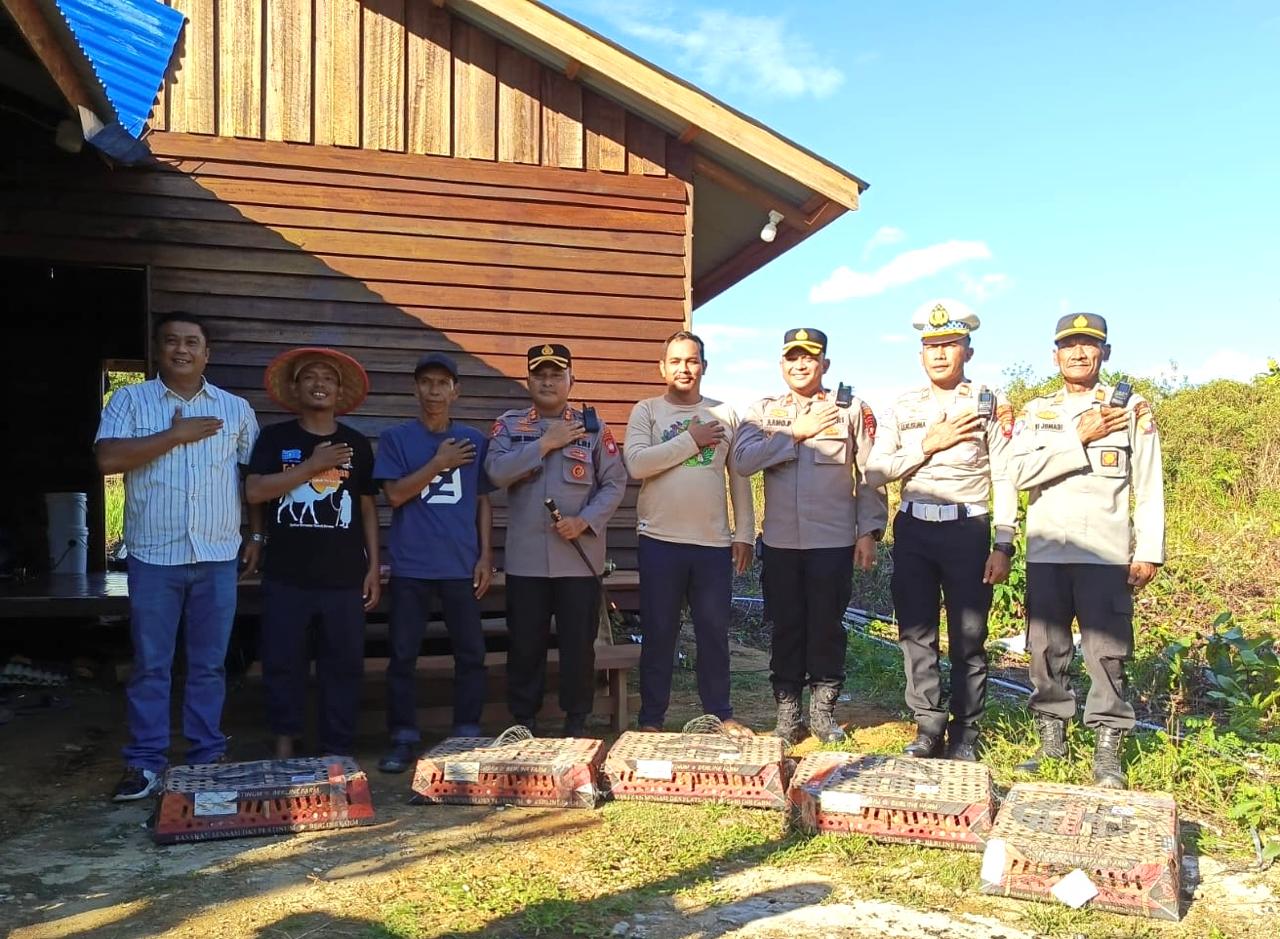 Kapolres Melawi AKBP Harris Batara Simbolon didamping Wakapolres Melawi Kompol Aang Permana beserta para Kasat menyerahkan Bibit Ayam ke Kelompok Tani Insanak Sejahtera guna mendorong ketahanan pangan
